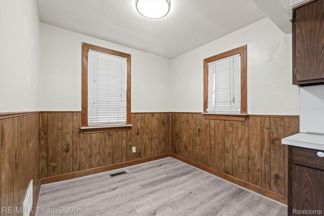 5526 SYLVIA Street, Dearborn Heights, MI 48125