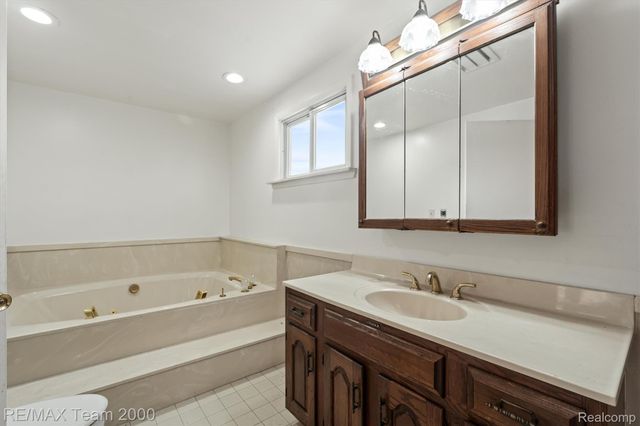 5526 SYLVIA Street, Dearborn Heights, MI 48125