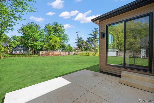 441 E Oakridge Street, Ferndale, MI 48220