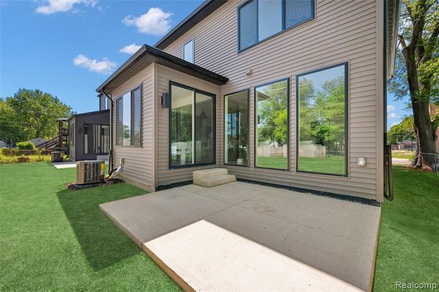 441 E Oakridge Street, Ferndale, MI 48220
