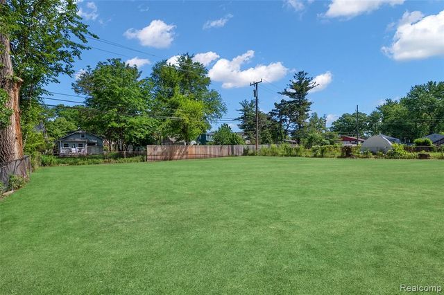 441 E Oakridge Street, Ferndale, MI 48220
