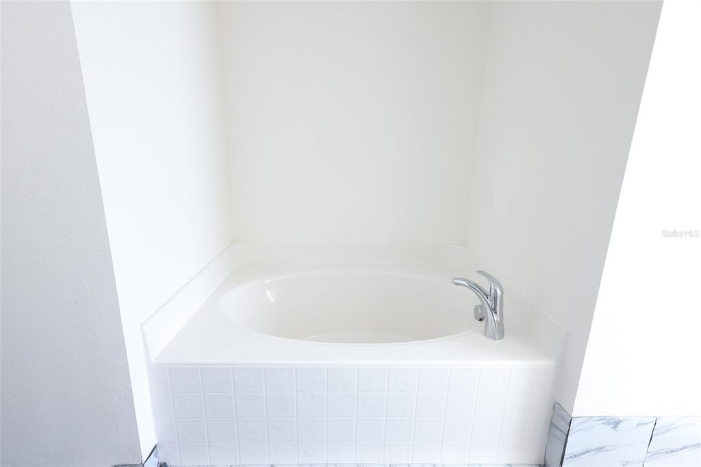 Image 32 of property listing at 2516 COURTLAND BOULEVARD, Deltona, FL 32738