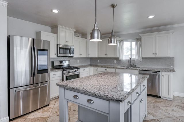 1175 N Frankwood Avenue, Reedley, CA 93654