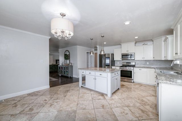 1175 N Frankwood Avenue, Reedley, CA 93654