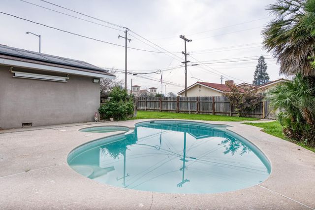 1175 N Frankwood Avenue, Reedley, CA 93654