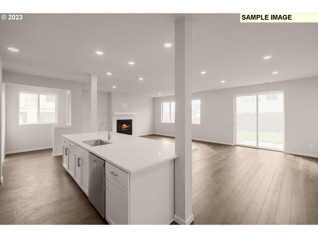 1047 Clemson St, Woodburn, OR 97071