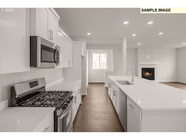 1047 Clemson St, Woodburn, OR 97071