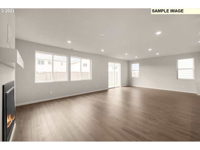 1047 Clemson St, Woodburn, OR 97071