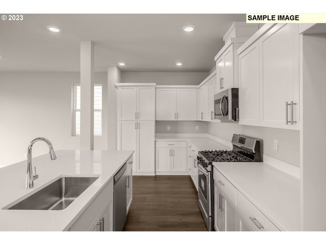 1047 Clemson St, Woodburn, OR 97071