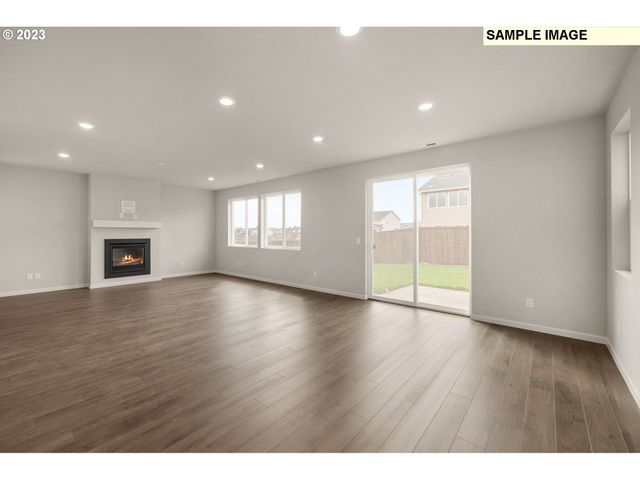 1047 Clemson St, Woodburn, OR 97071