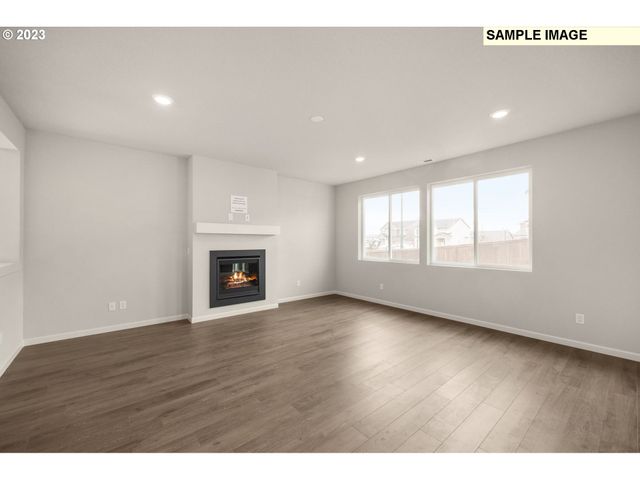 1047 Clemson St, Woodburn, OR 97071