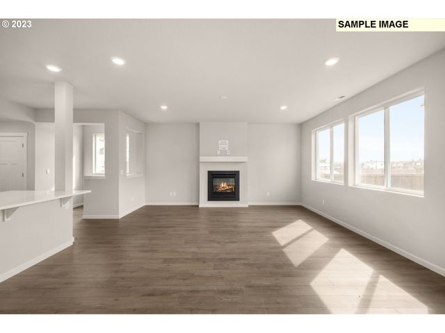 1047 Clemson St, Woodburn, OR 97071