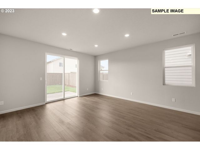 1047 Clemson St, Woodburn, OR 97071