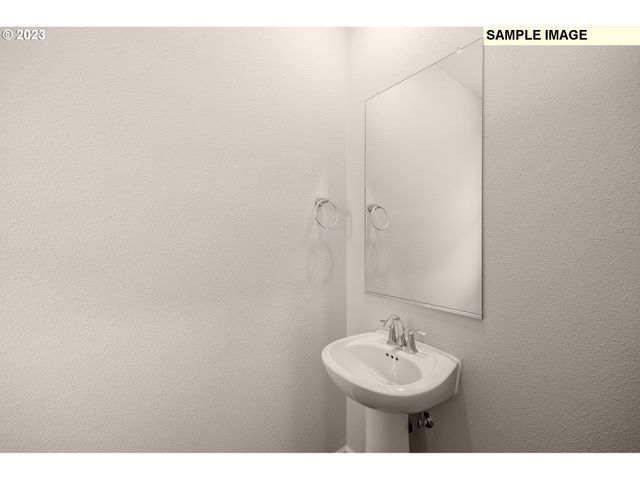 1047 Clemson St, Woodburn, OR 97071