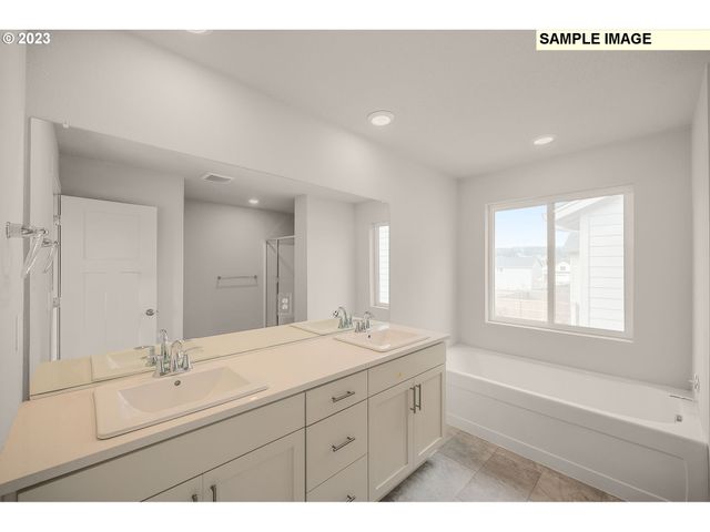 1047 Clemson St, Woodburn, OR 97071