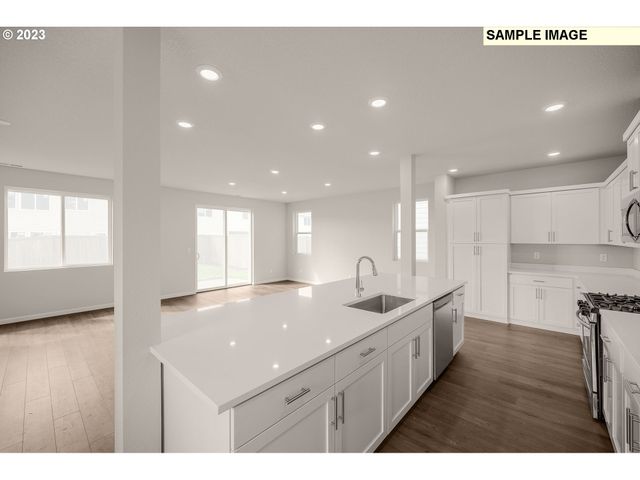 1047 Clemson St, Woodburn, OR 97071