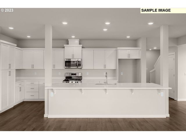 1047 Clemson St, Woodburn, OR 97071