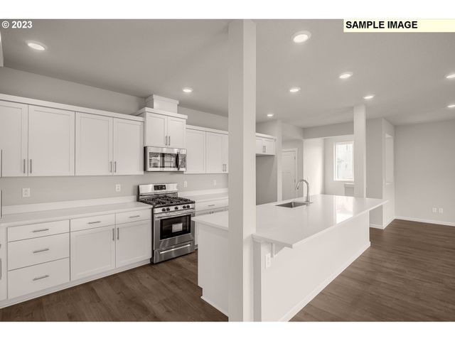 1047 Clemson St, Woodburn, OR 97071