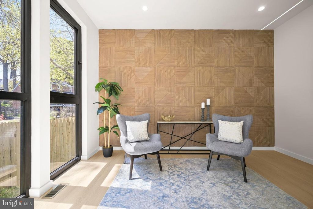 Image 10 of property listing at 8908 MOHAWK LN, Bethesda, MD 20817