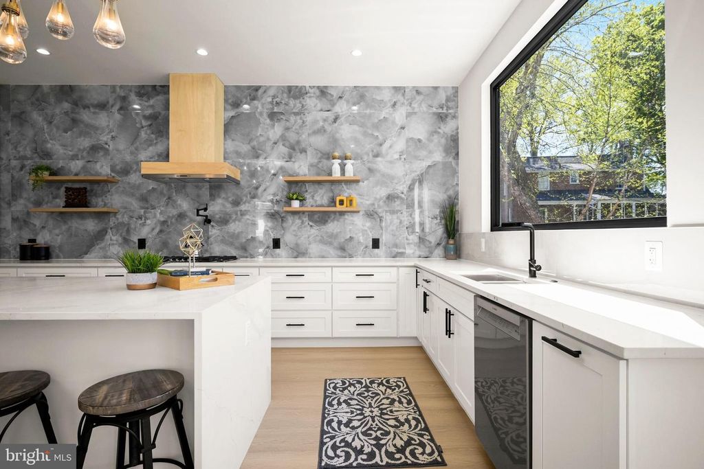 Image 14 of property listing at 8908 MOHAWK LN, Bethesda, MD 20817