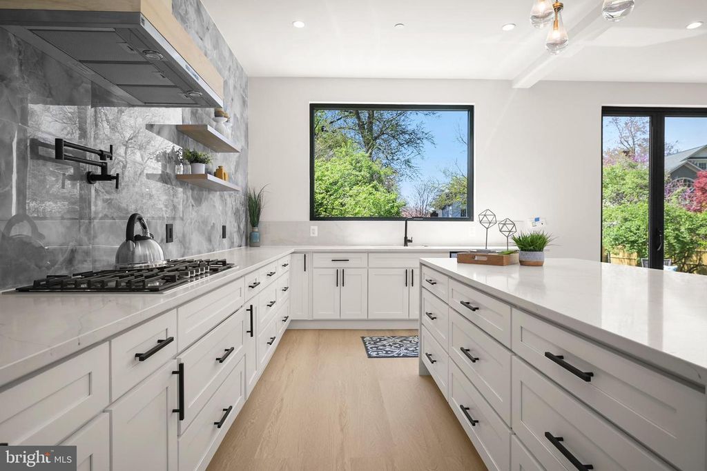 Image 20 of property listing at 8908 MOHAWK LN, Bethesda, MD 20817