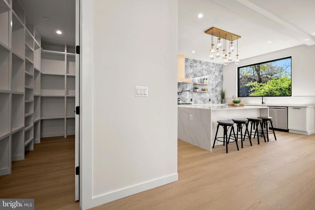 Image 24 of property listing at 8908 MOHAWK LN, Bethesda, MD 20817