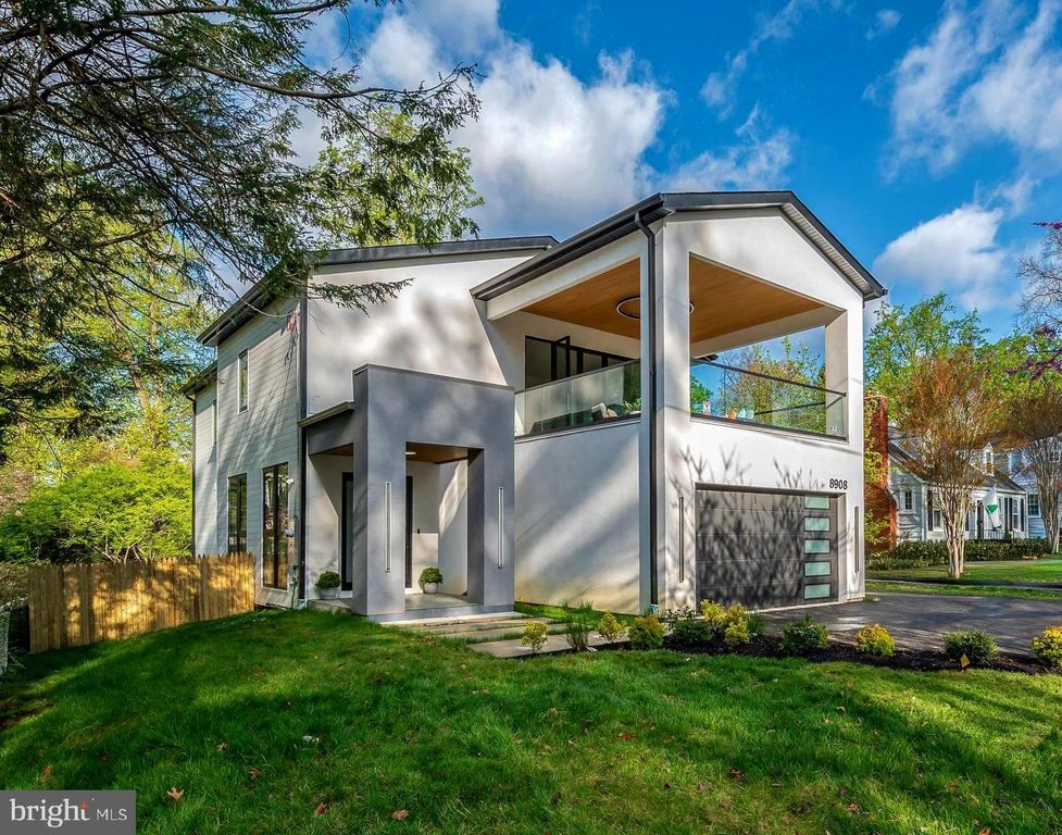 Image 3 of property listing at 8908 MOHAWK LN, Bethesda, MD 20817