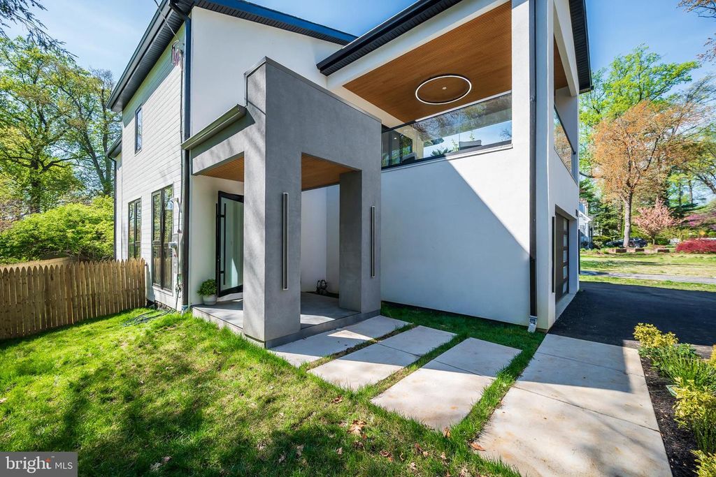 Image 5 of property listing at 8908 MOHAWK LN, Bethesda, MD 20817