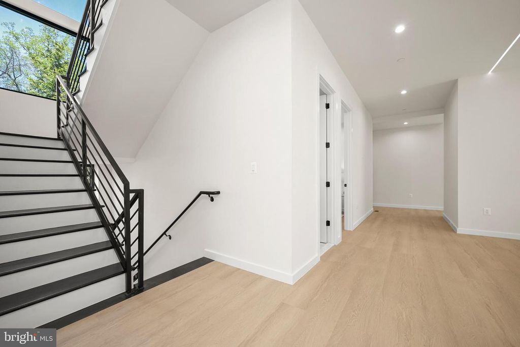 Image 52 of property listing at 8908 MOHAWK LN, Bethesda, MD 20817