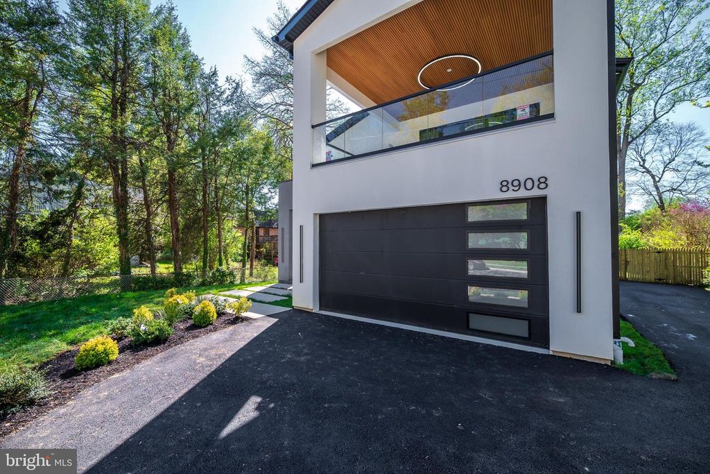 Image 6 of property listing at 8908 MOHAWK LN, Bethesda, MD 20817