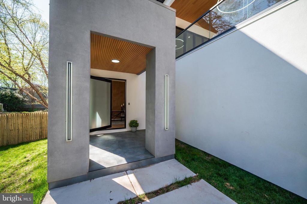 Image 7 of property listing at 8908 MOHAWK LN, Bethesda, MD 20817