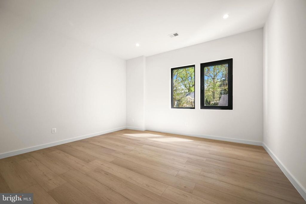 Image 70 of property listing at 8908 MOHAWK LN, Bethesda, MD 20817