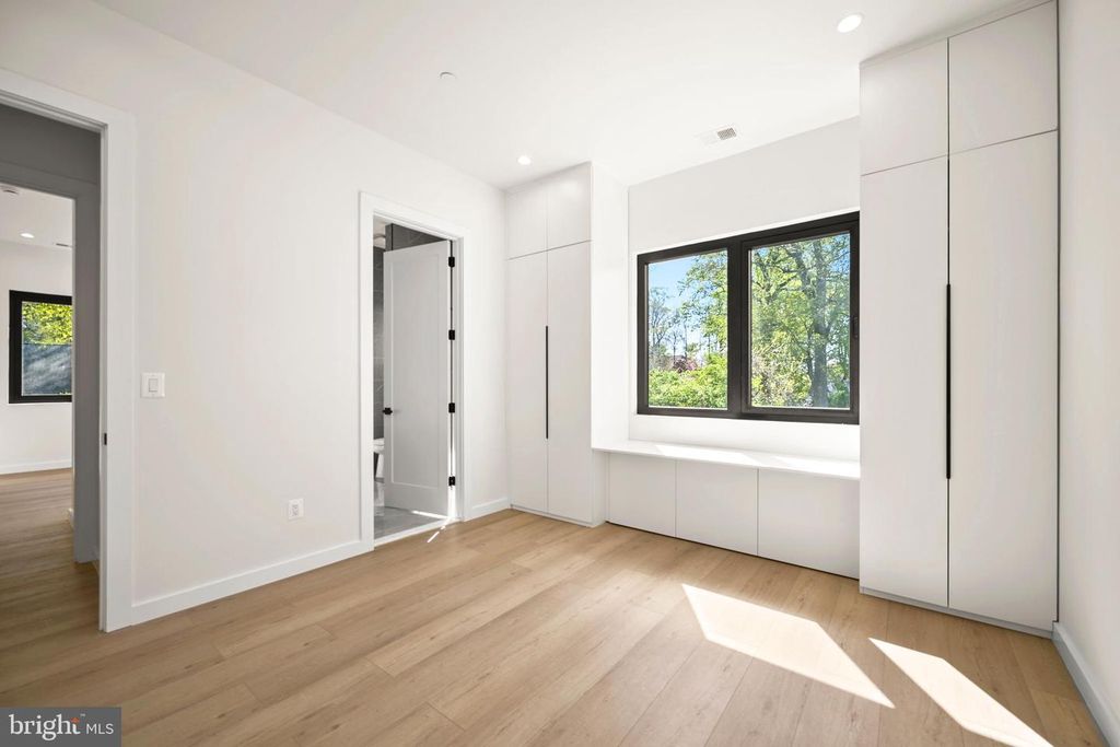 Image 75 of property listing at 8908 MOHAWK LN, Bethesda, MD 20817