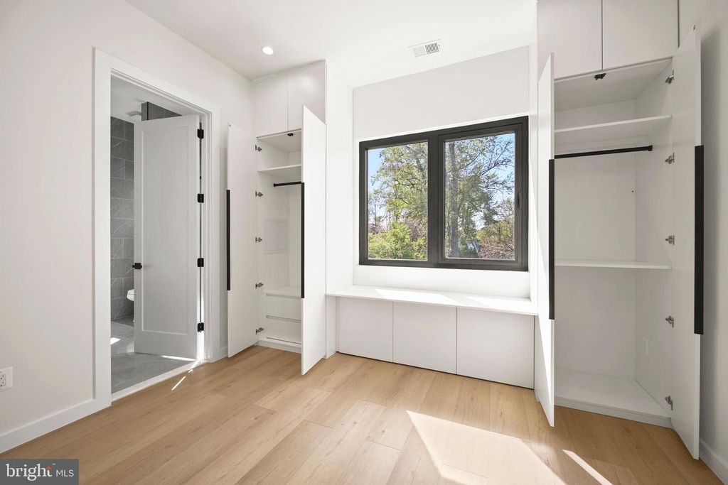 Image 76 of property listing at 8908 MOHAWK LN, Bethesda, MD 20817