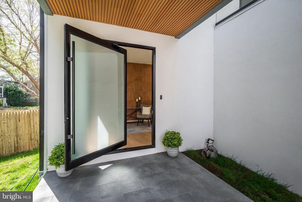 Image 8 of property listing at 8908 MOHAWK LN, Bethesda, MD 20817