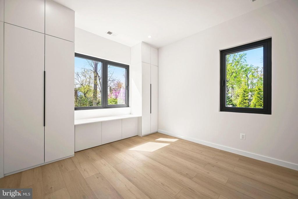 Image 81 of property listing at 8908 MOHAWK LN, Bethesda, MD 20817