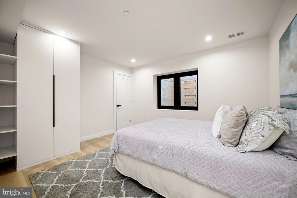 Image 88 of property listing at 8908 MOHAWK LN, Bethesda, MD 20817