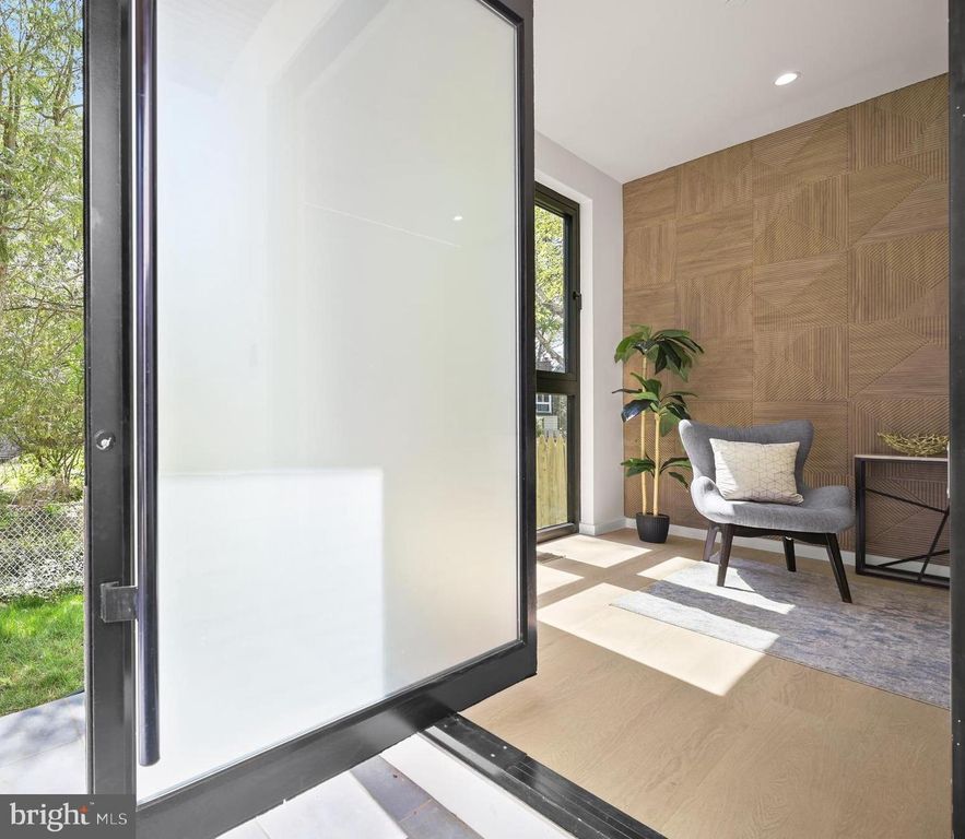 Image 9 of property listing at 8908 MOHAWK LN, Bethesda, MD 20817