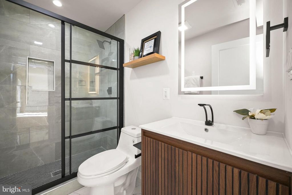 Image 90 of property listing at 8908 MOHAWK LN, Bethesda, MD 20817