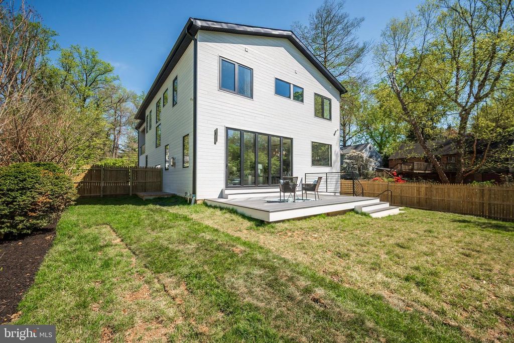 Image 94 of property listing at 8908 MOHAWK LN, Bethesda, MD 20817