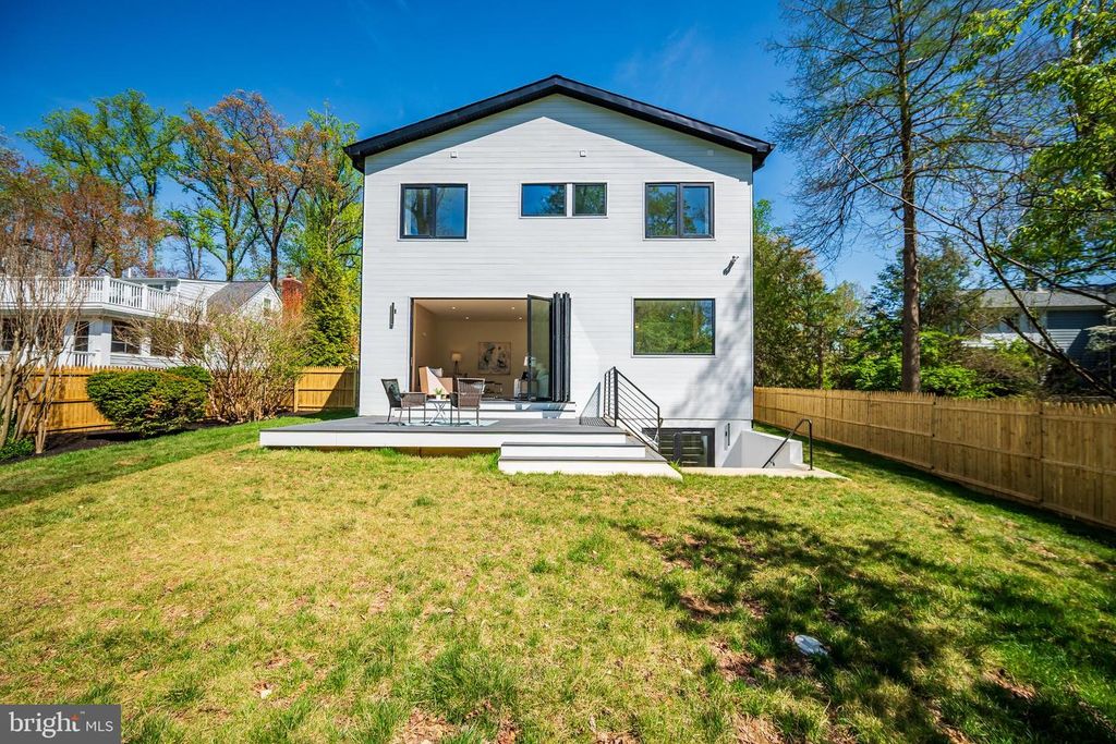 Image 98 of property listing at 8908 MOHAWK LN, Bethesda, MD 20817