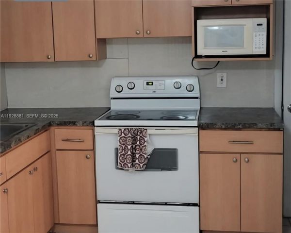 2245 NW 3rd St B, Miami, FL 33125