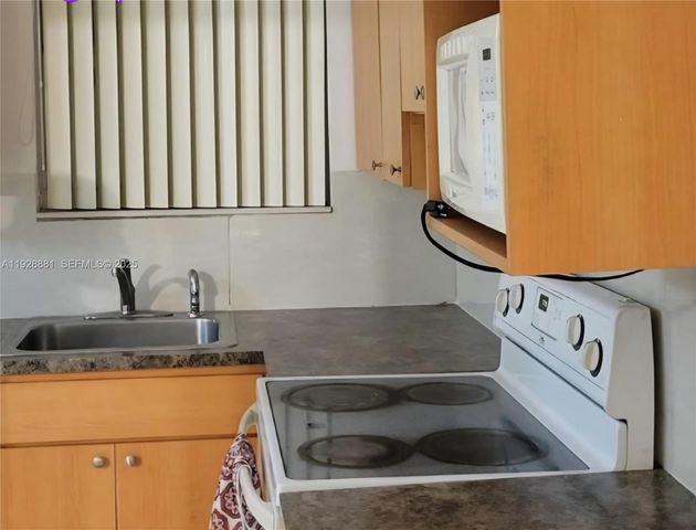 2245 NW 3rd St B, Miami, FL 33125