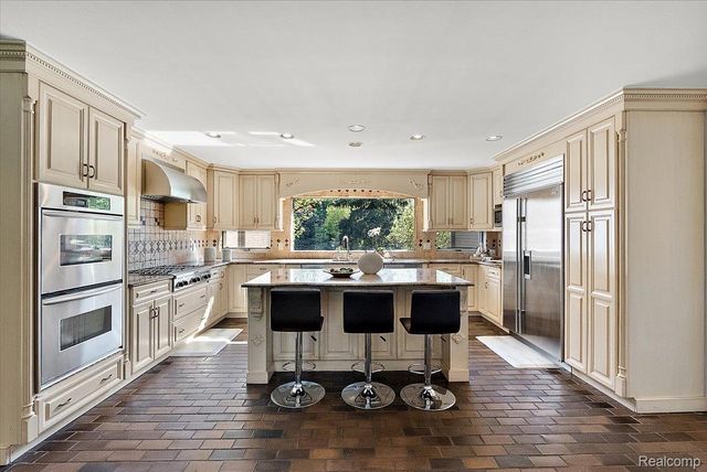 3830 Columbia Drive, Bloomfield Hills, MI 48302