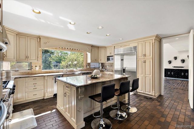 3830 Columbia Drive, Bloomfield Hills, MI 48302
