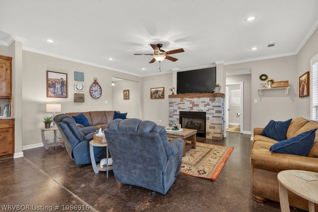 1620 N River Road, Lavaca, AR 72941