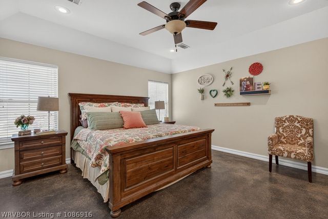 1620 N River Road, Lavaca, AR 72941