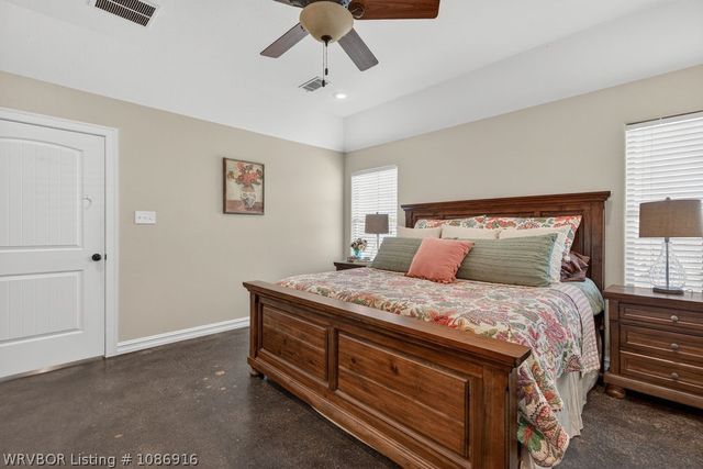 1620 N River Road, Lavaca, AR 72941