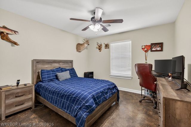 1620 N River Road, Lavaca, AR 72941