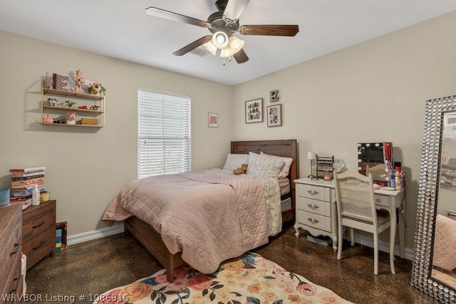 1620 N River Road, Lavaca, AR 72941